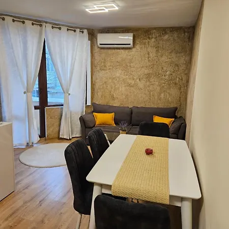 Apartment Central, Quiet And Modern With Private Parking