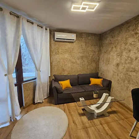 Central, Quiet And Modern With Private Parking Apartment