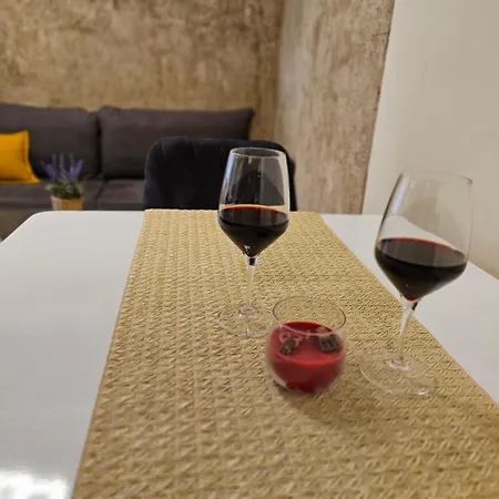 Apartment Central, Quiet And Modern With Private Parking *