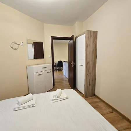 Central, Quiet And Modern With Private Parking Warna