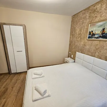 Central, Quiet And Modern With Private Parking Apartament Warna