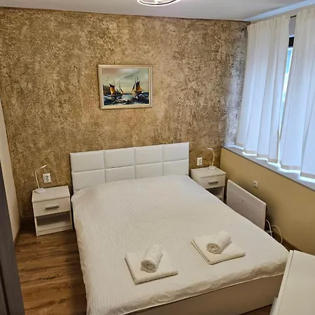 Central, Quiet And Modern With Private Parking Warna