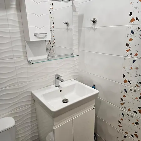 Central, Quiet And Modern With Private Parking Apartment Warna