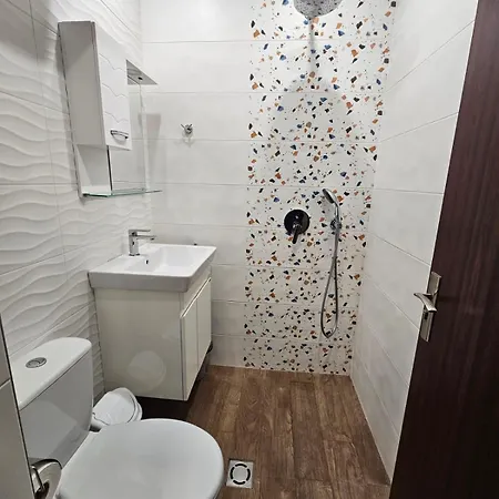 Central, Quiet And Modern With Private Parking